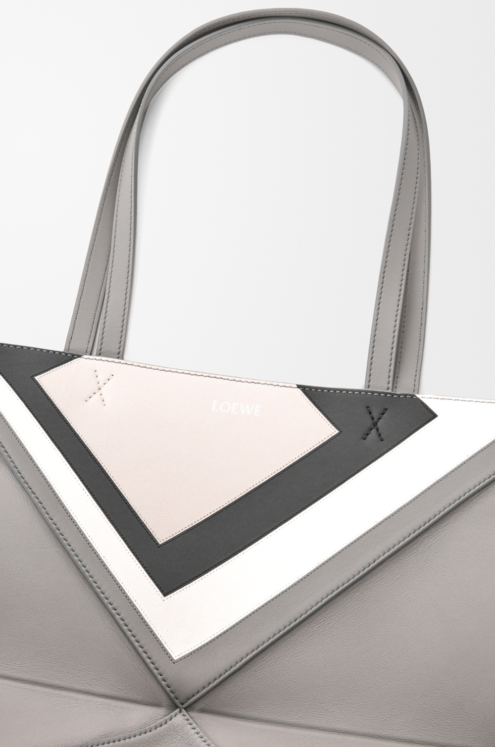 Loewe Средняя складная сумка-тоут Puzzle Fold из телячьей кожи наппа, серый