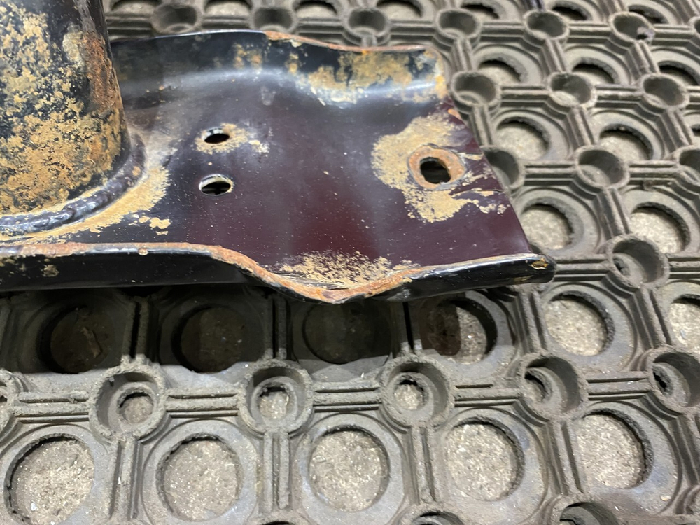 Кронштейн корпуса подножек левый 2023г