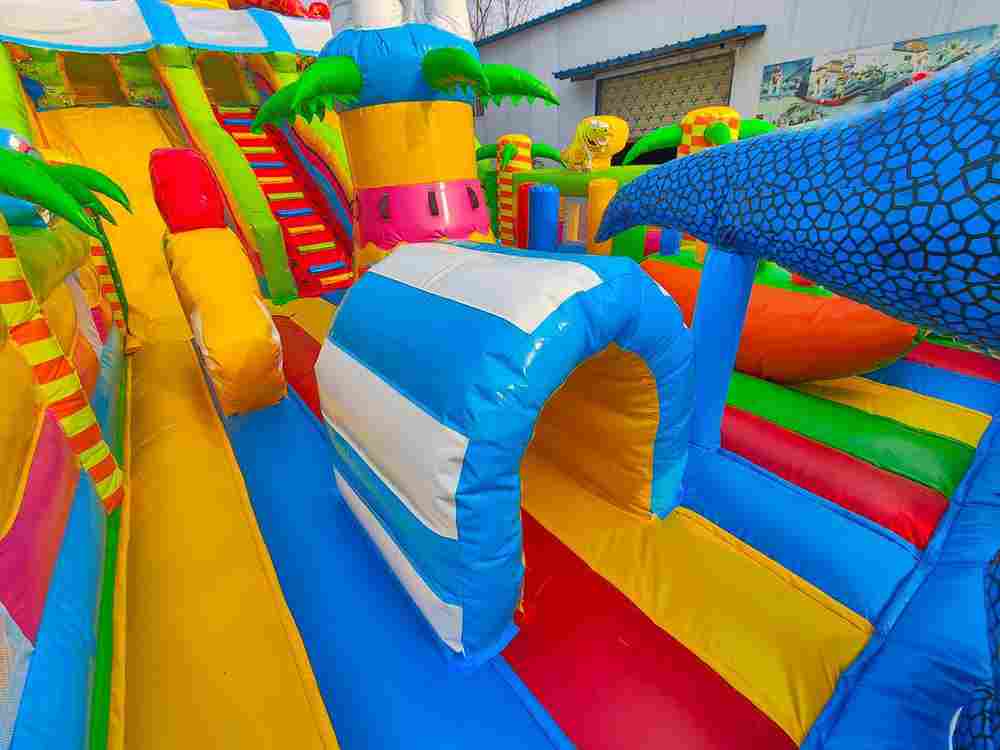 Коммерческий надувной батут «Хамелеон и динозавры Ультра» 12*6*6 м