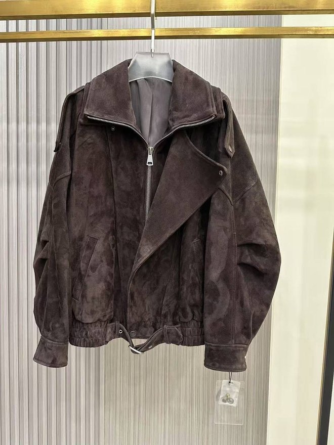 Замшевый бомбер с двойным воротником в цвете «шоколад»