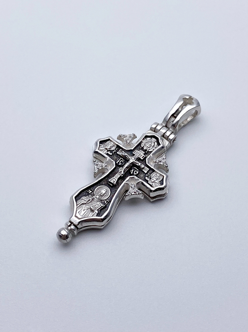 Крест мощевик из серебра/Чернение/С подвижным ухом/Со вставкой из фианитов