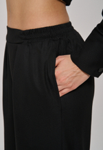 Брюки с поясом на резинке черные