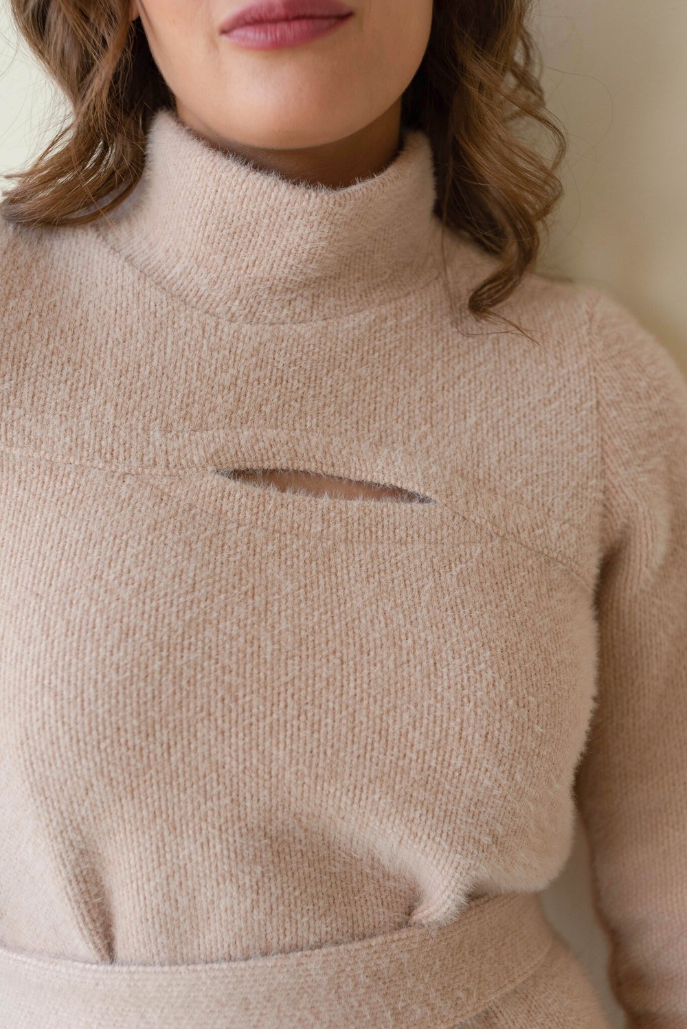 Платье бежевое теплое с вырезом на груди из вискозы