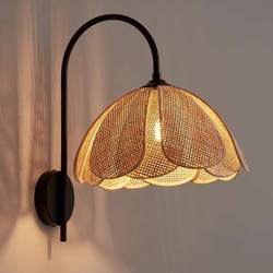 Настенный светильник с абажуром из ротанга создаёт мягкое тёплое освещение и уютную атмосферу.