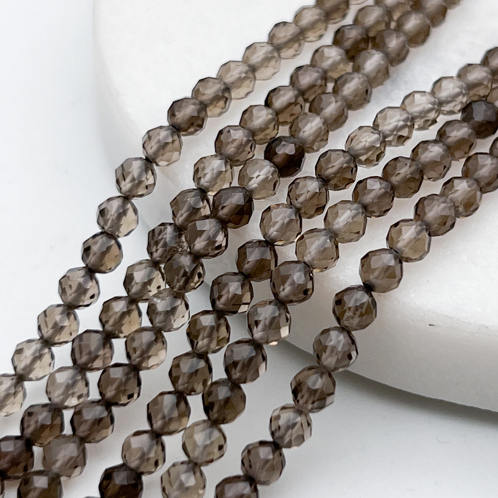 Дымчатый кварц граненый бусины, диаметр около 4,1-4,2 мм, цена за отрезок 19 см (1/2 нити)