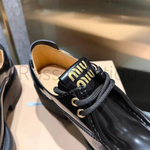 Женские лоферы Miu Miu из лакированной кожи в черном цвете