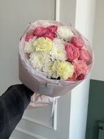 Букет сборный из кустовых пионовидных роз, диантусов и хризантемы