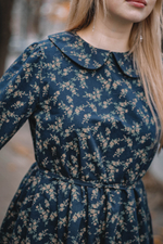 Винтажное платье-миди темно-синего цвета с цветочным принтом и длинными рукавами