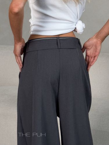 Широкие серые брюки с поясом и защипами