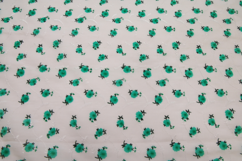 Батист вышивка белый в зеленый цветок