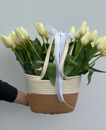 Джутовая корзина  с тюльпанами (25 шт)