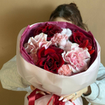 Букет: «Нежная страсть» розы, диантусы, хлопок