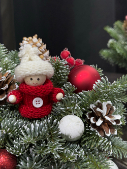 Новогодняя композиция в классических новогодних оттенках