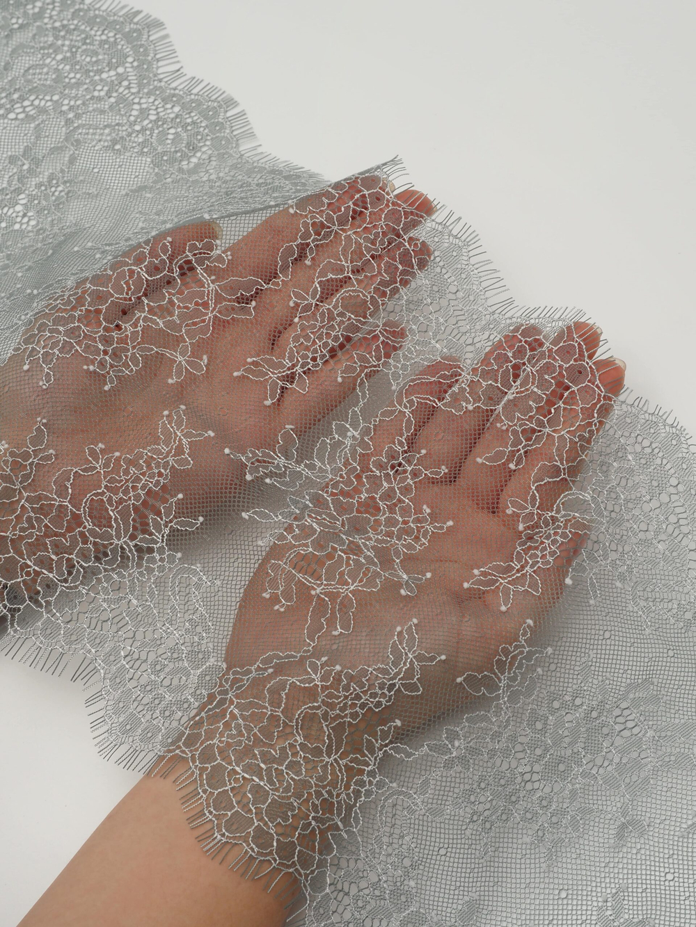 Кружево шантильи серо-зеленое с ниткой экрю неэластичное ширина 22 см длина 1.45 м