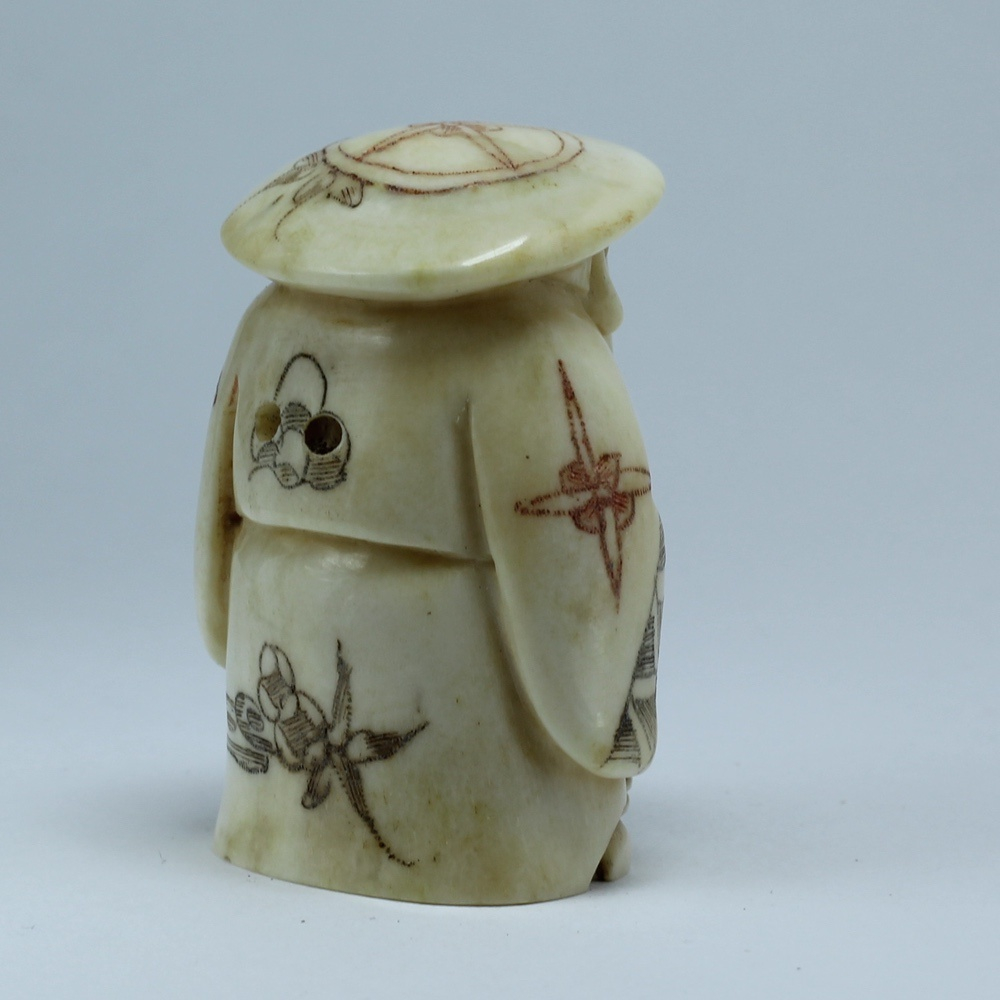 Нэцкэ Дзюроднин в круглой шапке с корзиной рыбы