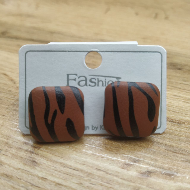 Серьги-гвоздики квадрат под кожу тигра цвет коричневый металл серебристый