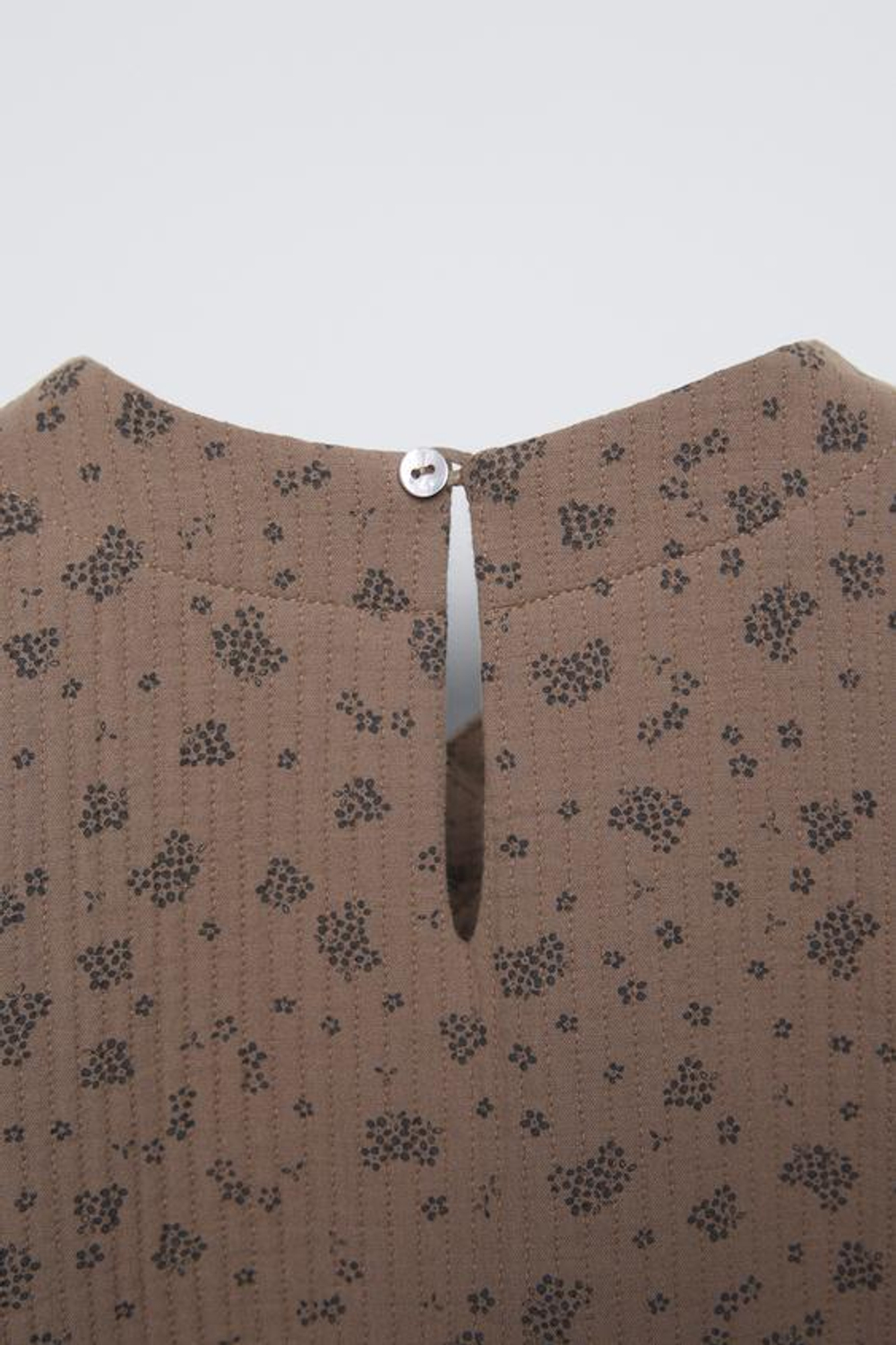 ZARA ПЛАТЬЕ ИЗ РЕЛЬЕФНОЙ ТКАНИ С ПРИНТОМ, КОРИЧНЕВЫЙ