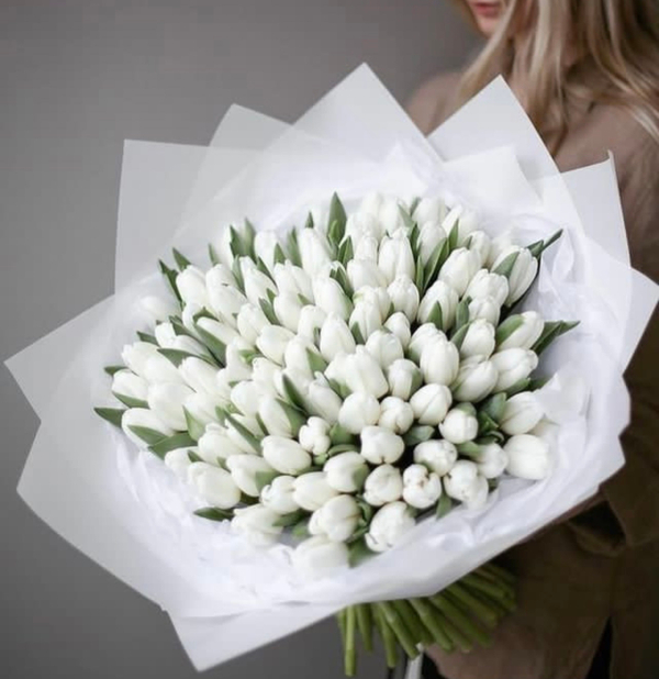 101 белый тюльпан премиального сорта в стильном оформлении от Флора Маркет