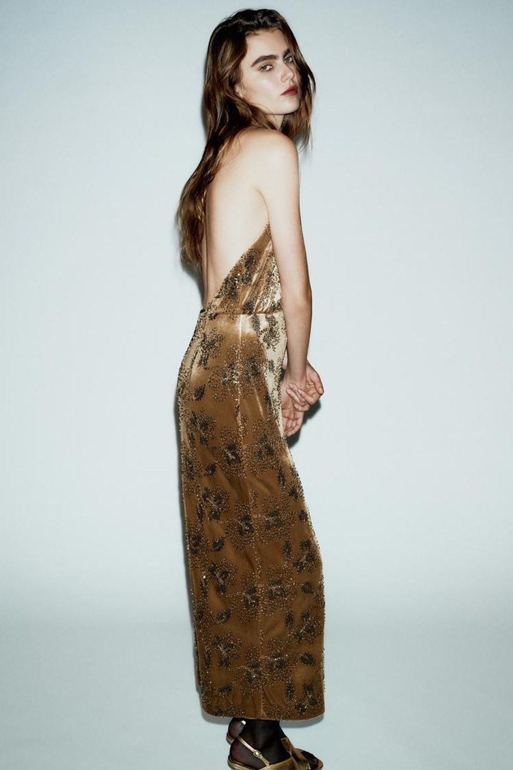 ZARA БАРХАТНОЕ ПЛАТЬЕ МИДИ С ПАЙЕТКАМИ, ОХРА