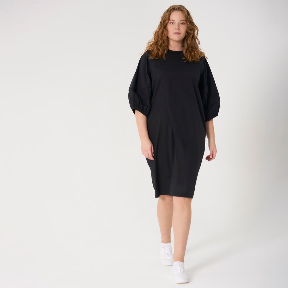 Платье черного цвета с отделкой кантом