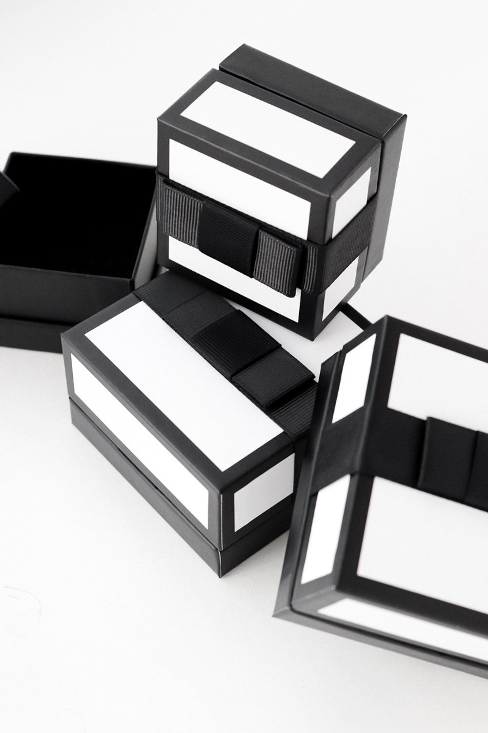 Ювелирный футляр с плоским бантиком серии «Одри» под серьги