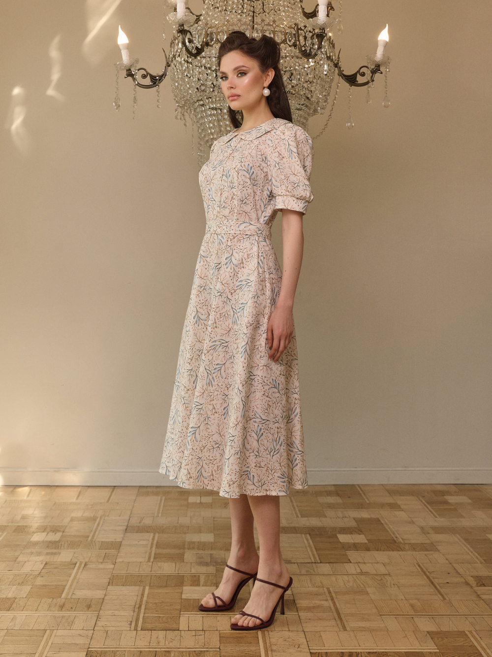 Платье с отложным воротником