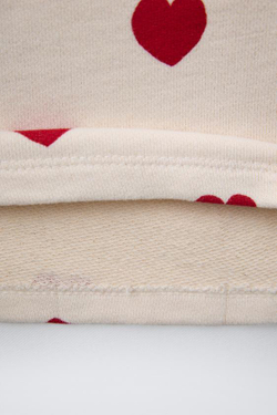 ZARA КОМПЛЕКТ ИЗ ТОЛСТОВКИ И ШОРТОВ С ПРИНТОМ «СЕРДЦА», СВЕТЛЫЙ ЭКРЮ