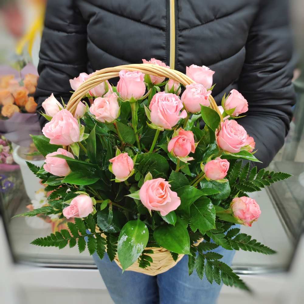 Корзина с кустовой пионовидной розой сорта "Madam Bombastic"