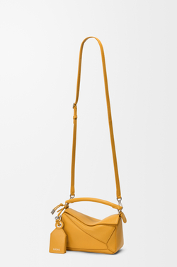 Loewe Сумка-мини Puzzle Featherlight из овечьей кожи наппа, горчичный