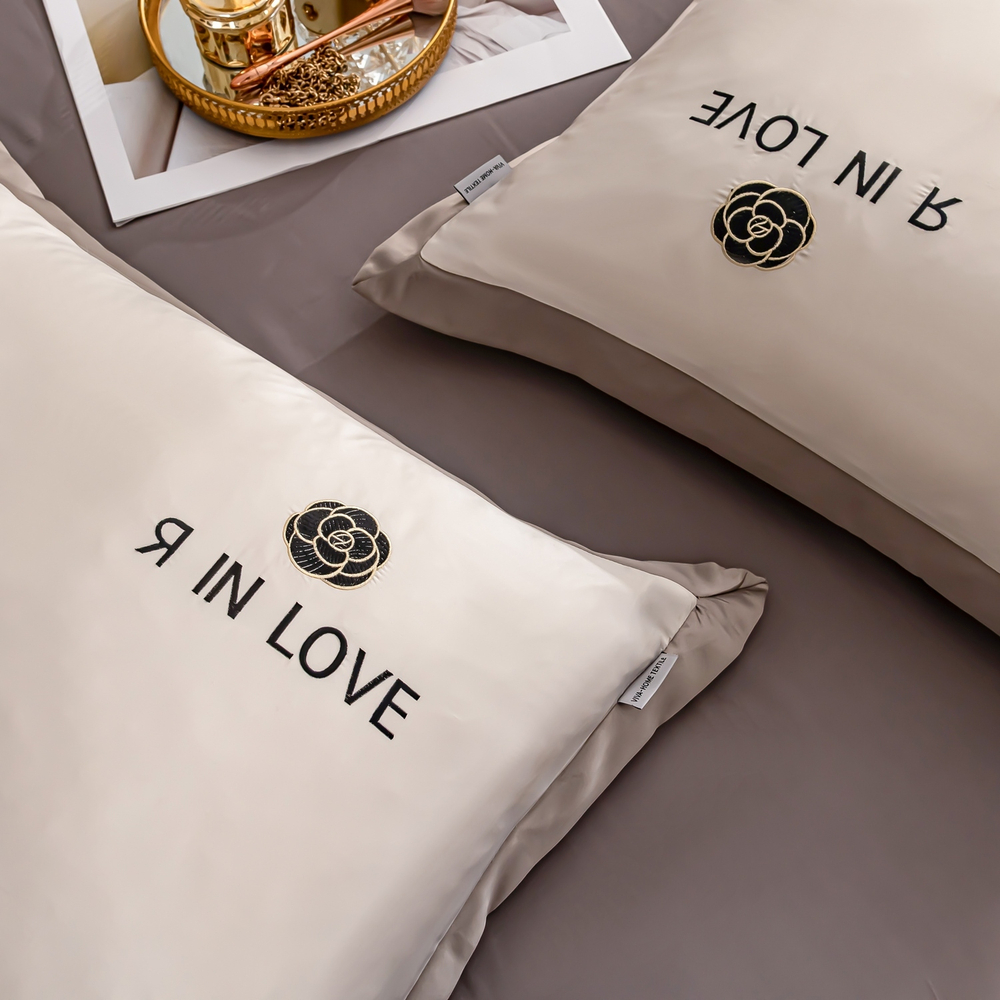 Комплект постельного белья Сатин-Шелк Я IN LOVE на резинке LVR003