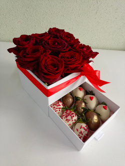 Шкатулка с розами и клубникой