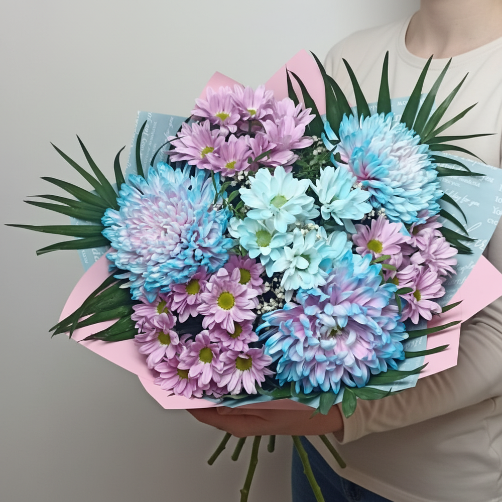 Букет из крупных и кустовых хризантем с зеленью
