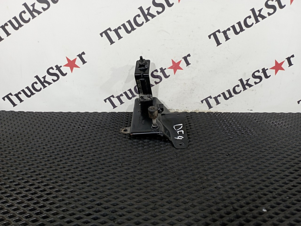 Кронштейн замка капота правый