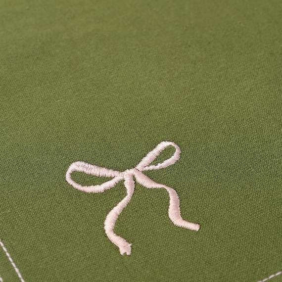 Дорожка на стол fancy bows оливкового цвета из коллекции essential, 45x150 см