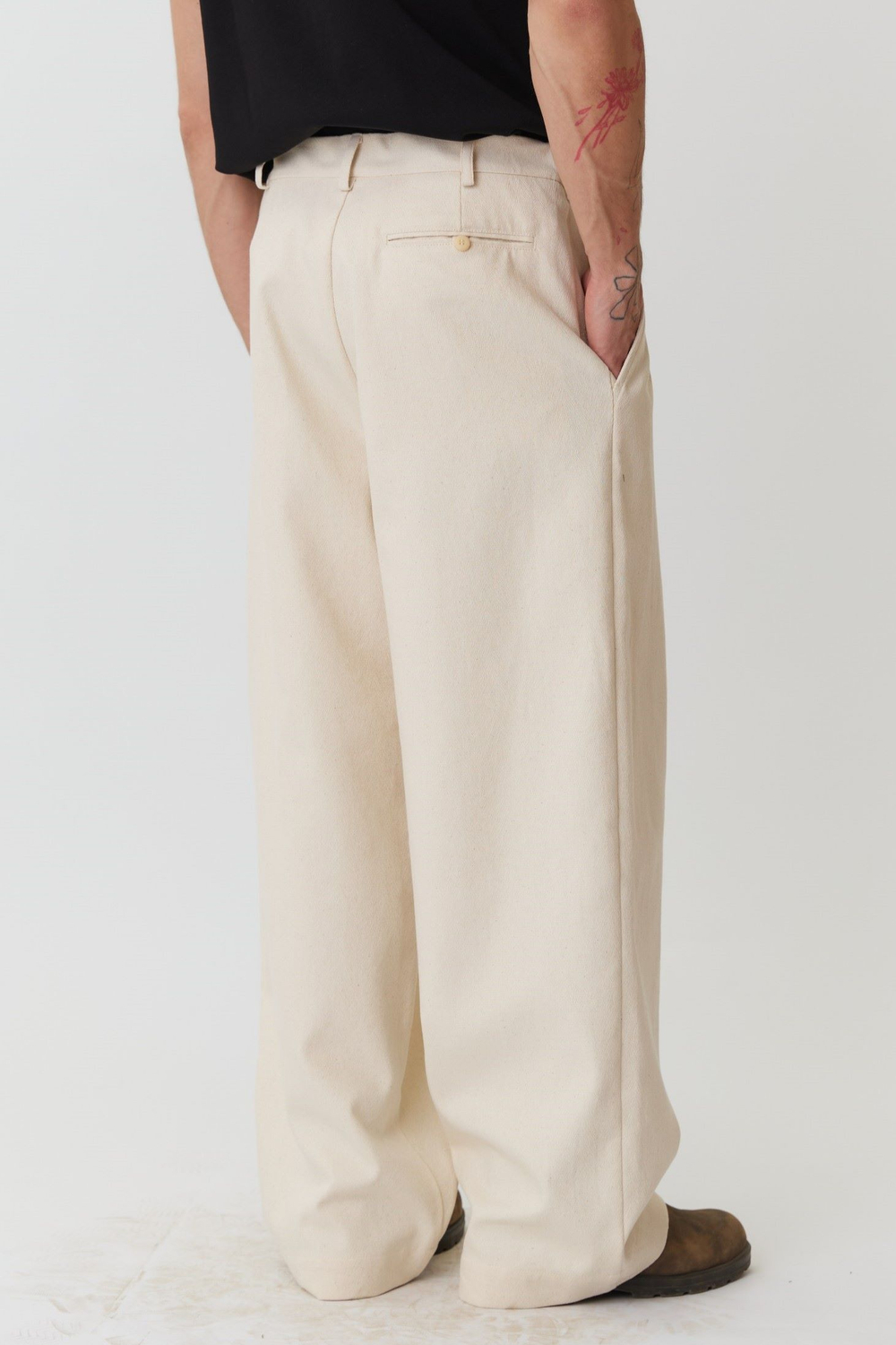 Брюки мужские со складками из молочного жаккарда