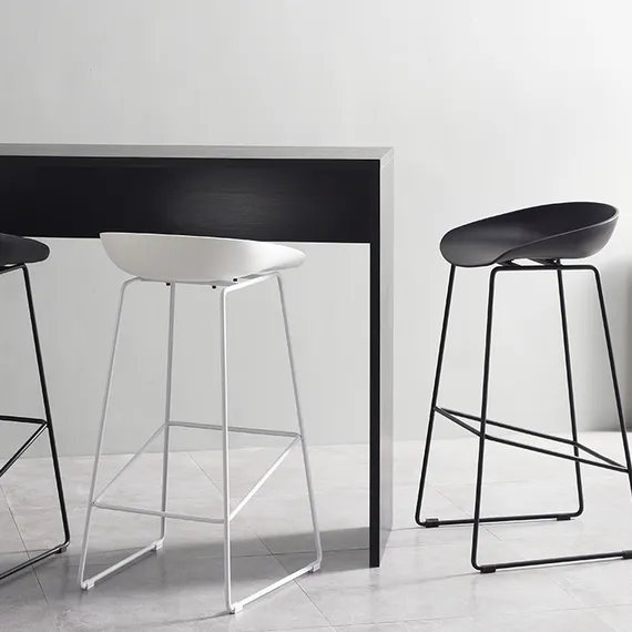 Полубарный стул Noel черный с черными ножками