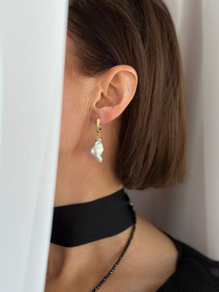 Серьги с барочной жемчужиной на английском замке, оттенок золото