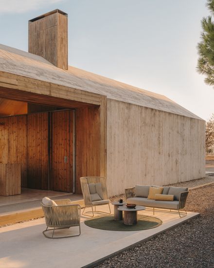 Садовое кресло Saconca с высокой спинкой бежевое La Forma Испания 