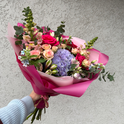 Букет яркий из гортензии, роз, эустом и альстромерий с зеленью