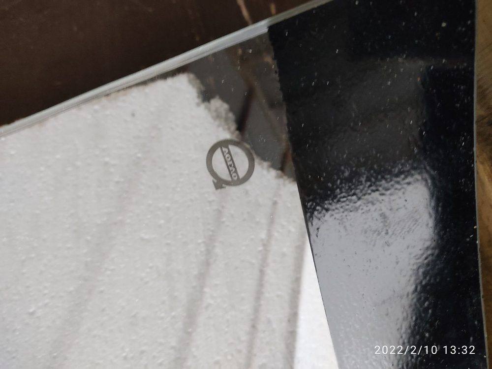 Стекло лобовое центральное  VOLVO L180F