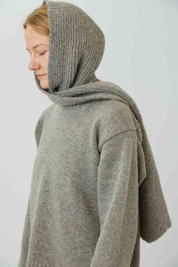 Шарф с капюшоном серого цвета