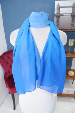 Шарф насыщенного синего оттенка