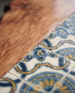 Стол из карагача с плиткой