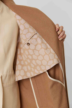 ОБъемное пальто бежевого цвета