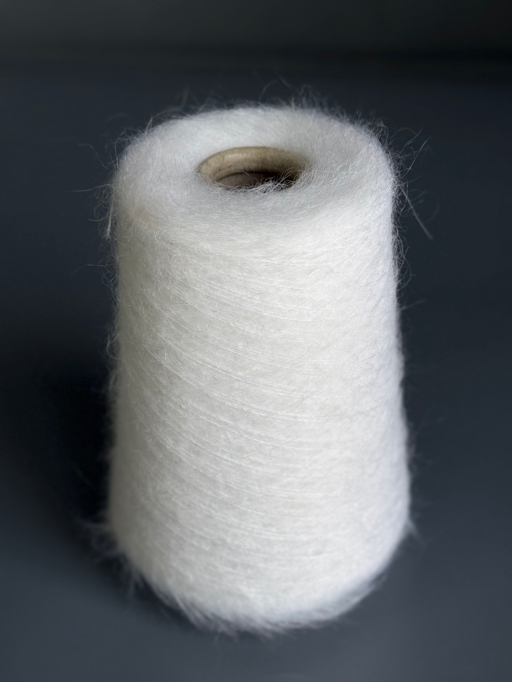 Пряжа Ilaria Aurora  (67% кидмохер, 5% меринос, 28% па) 1000м/100гр, белый (отбелка)