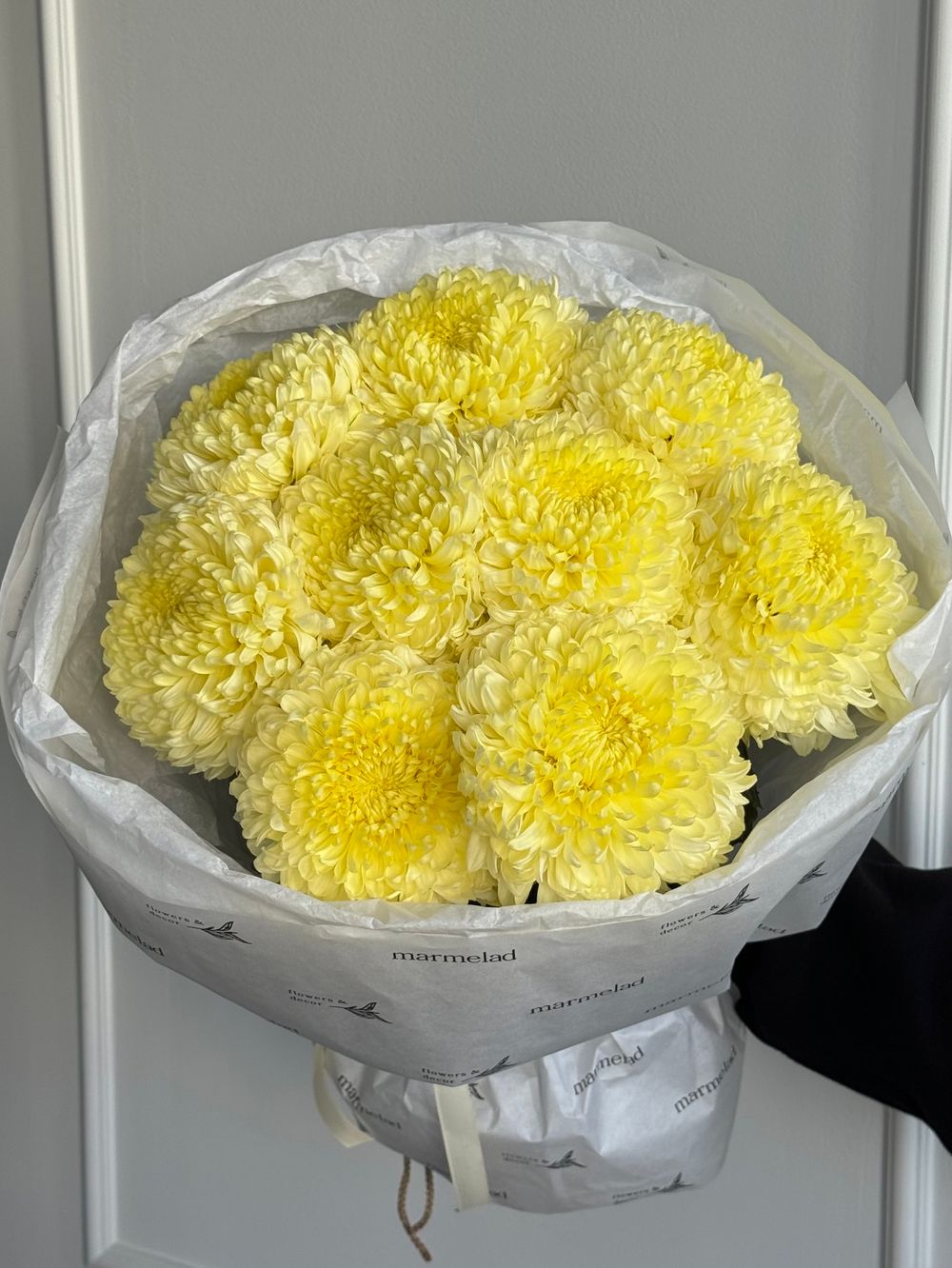 Букет из 9 одноголовых хризантем лимонного оттенка