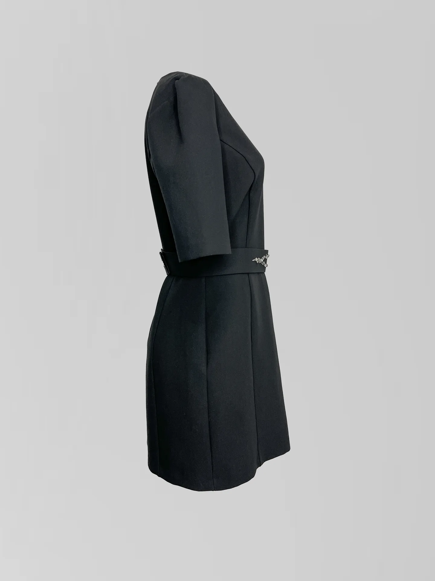 Платье Perle donna 9339 однотонное с вырезами и стразами на груди и поясом в комплекте