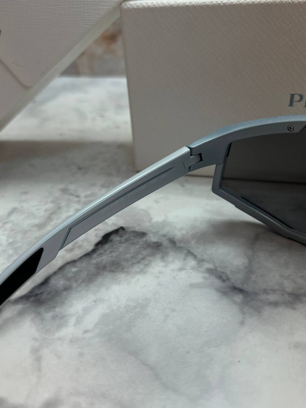 Солнцезащитные очки Prada