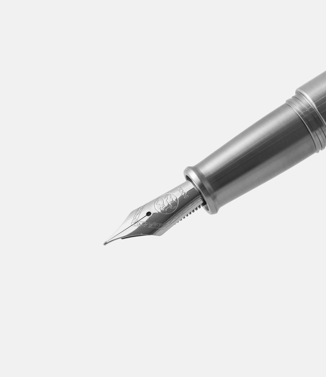 Ensso Piuma Pocket Pen Titanium — карманная перьевая ручка из титана
