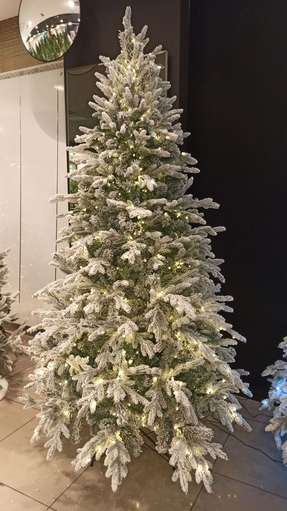 Заснеженная ель с гирляндой «Россо» теплый свет (Литая+пвх) 180 см / 1,8 м